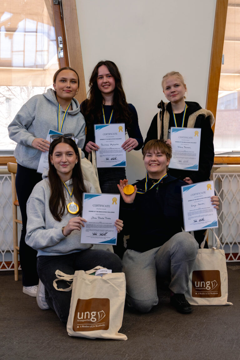 The winners of the innovation camp, top row from left to right Felicia Sannerborg, Pauliina Myllymäki, Vilma Pesonen; lower row Ana Paula Duda ja Sonja Ikonen. Picture by Laura Vendelin