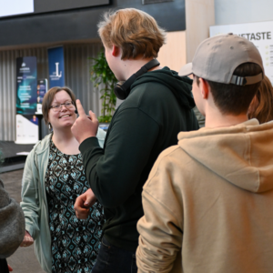 Linda Strandenhed (project manager, Ung Företagsamhet) with the students. Picture by Josefin Hellberg.