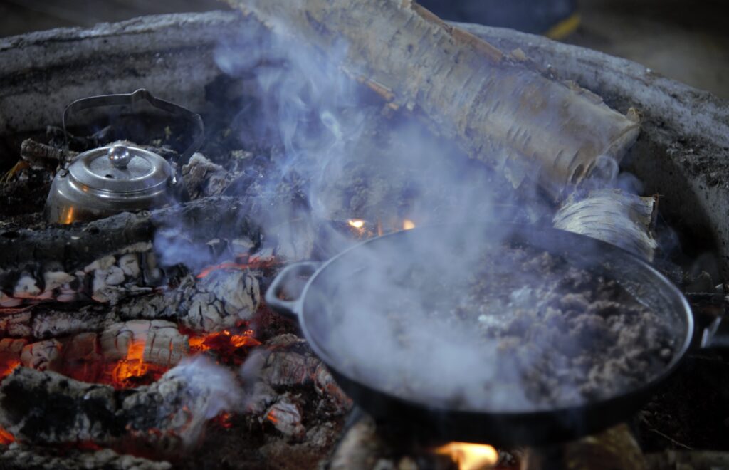 A pan on the fire. Project photo from Interreg Aurora project Máhtut.